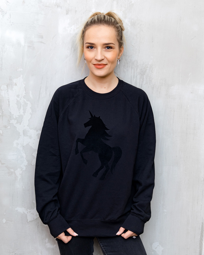 BLACK VELVET UNICORN SWEATSHIRT BLACK