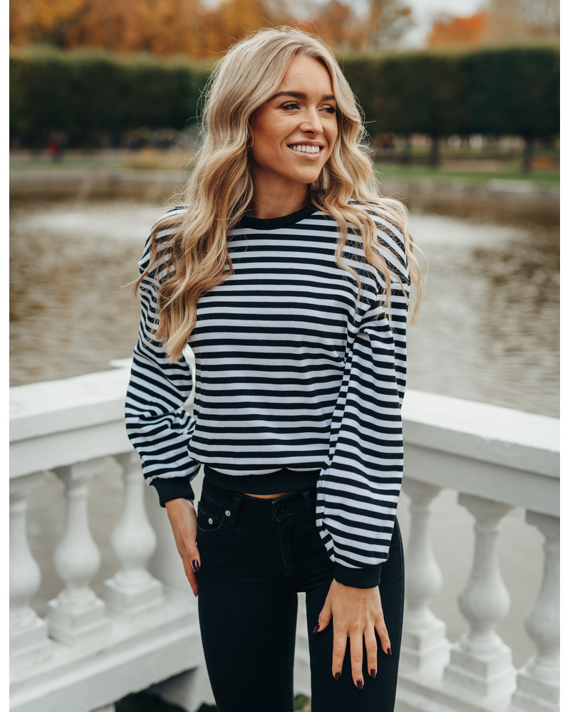 BLACK WHITE PUFF SLEEVE SWEATER