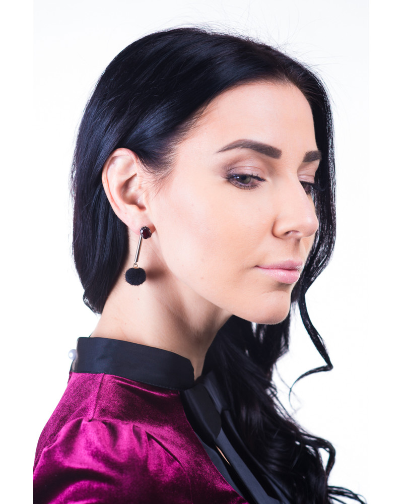 RED DETAIL BLACK FUR EARRINGS